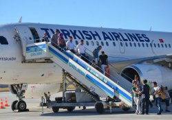 Yüksekova'ya 13 ay sonra ilk yolcu uçağı indi