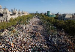 Yüzbinlerce kişi İspanya'dan ayrılmak için yürüdü