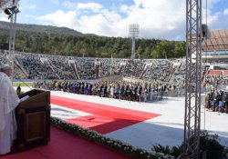 Papa, Gürcistan'da boş tribünlere seslendi