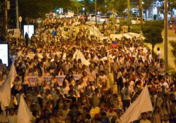 Kolombiya'da on binlerce kişi barış için yürüdü