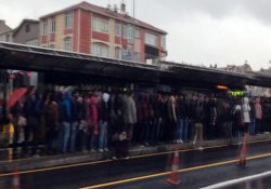 Yağmur, İstanbul trafiğini kilitledi
