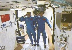 Çinli astronotlar uzay laboratuvarına ulaştı