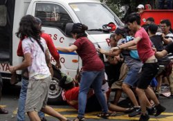 Filipinler'de polis kamyoneti ABD karşıtı göstericilerin arasına daldı