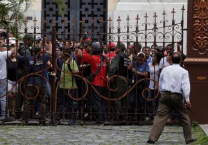 Maduro destekçileri meclisi bastı