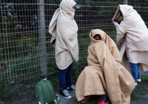 Calais'den ayrılmak istemeyen çocuklar günlerdir sokaklarda