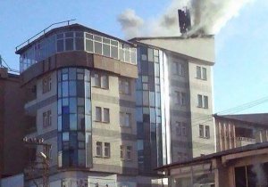 Yüksekova'da bir binanın çatısında bulunan baz istasyonunda yangın çıktı
