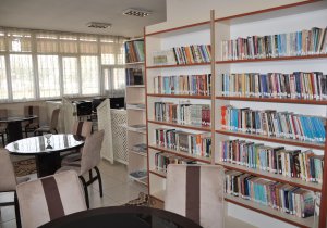 Dershaneden Yüksekova Belediyesi'nin kütüphanesine kitap desteği