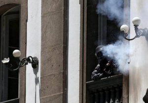 Brezilya polisi göstericilere kiliseden ateş açtı