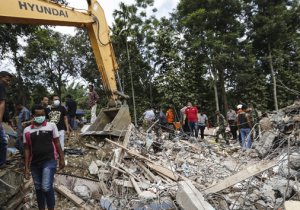 Endonezya’da ölü sayısı 102’ye yükseldi