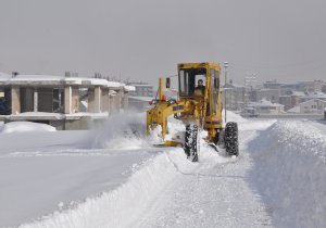 Yüksekova'da kar temizliği ekiplerce sürdürülüyor