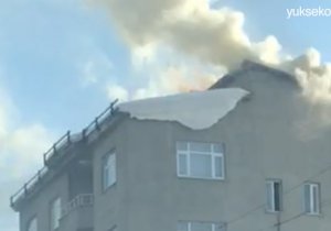 Yüksekova'da bir binanın çatısında yangın çıktı