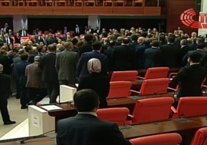 Meclis'te kavga çıktı, görüşmelere ara verildi