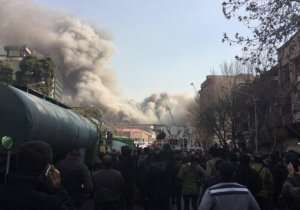 Tahran'da yanan bina çöktü: 30 itfaiyeci yaşamını yitirdi