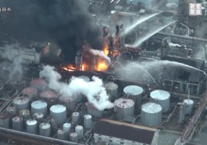 Petro-kimya tesisinde yangın: Binlerce kişi tahliye edildi