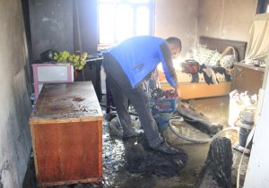 Hakkari: Soba bacasında çıkan yangın, bir evi kül etti