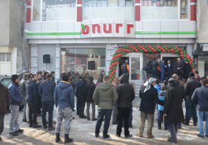 Yüksekova'da Onurr alışveriş merkezi açıldı