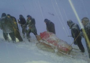 Yüksekova'da çaresizliğin fotoğrafı: Hastayı kızakla 7 kilometre taşıdılar