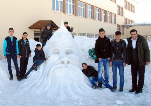 Bitlisli öğrencilerden kardan heykeller