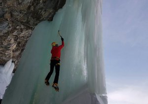 Van’da buzul şelalesine tırmanış
