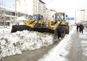 Yüksekova'da yağışların durmasının ardından kar temizliği başladı