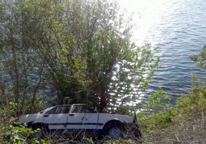 Otomobilin Fırat Nehri’ne düşmesini ağaç engelledi