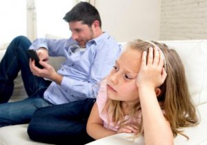 Akıllı telefonlar aile mutluluğunu olumsuz etkiliyor