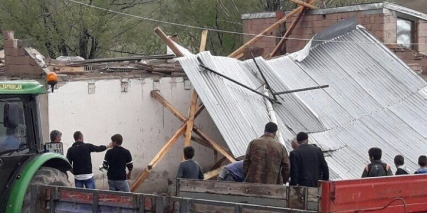Erzurum’un Horasan ilçesinde şiddetli fırtına evleri yıktı