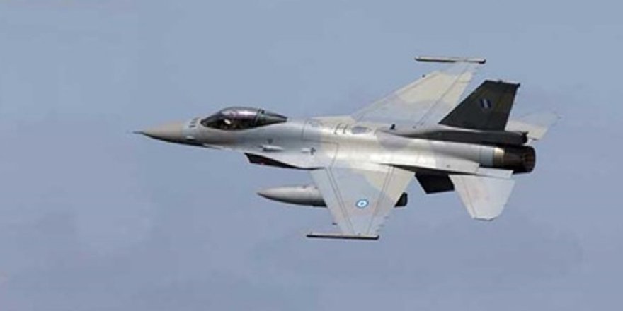 Yunanistan'da savaş uçağı düştü