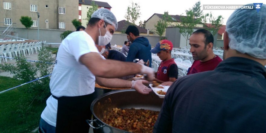 Konya Belediyesi Yüksekova'da iftar yemeği veriyor