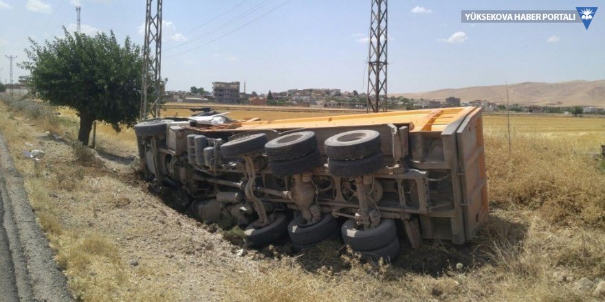 Nusaybin’de kamyon devrildi: 1 yaralı