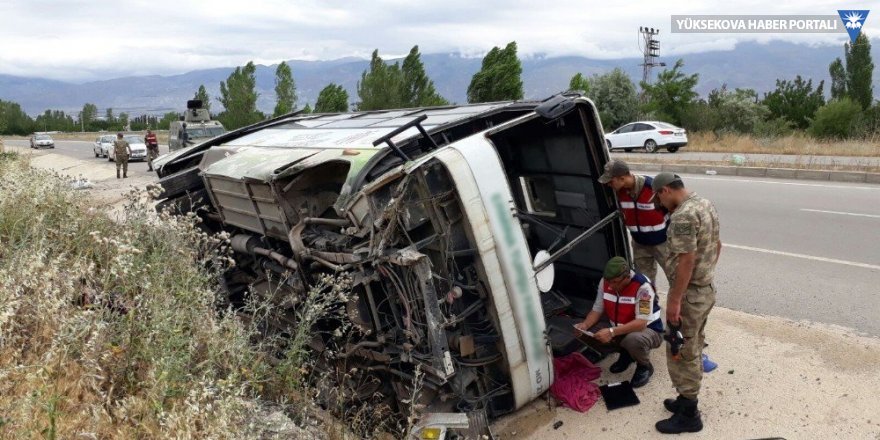 Erzincan’da işçi minibüsü devrildi: 19 yaralı