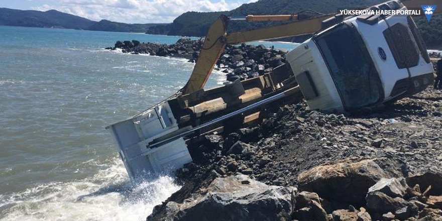 Liman inşaatında kamyon yan yattı: 1 yaralı