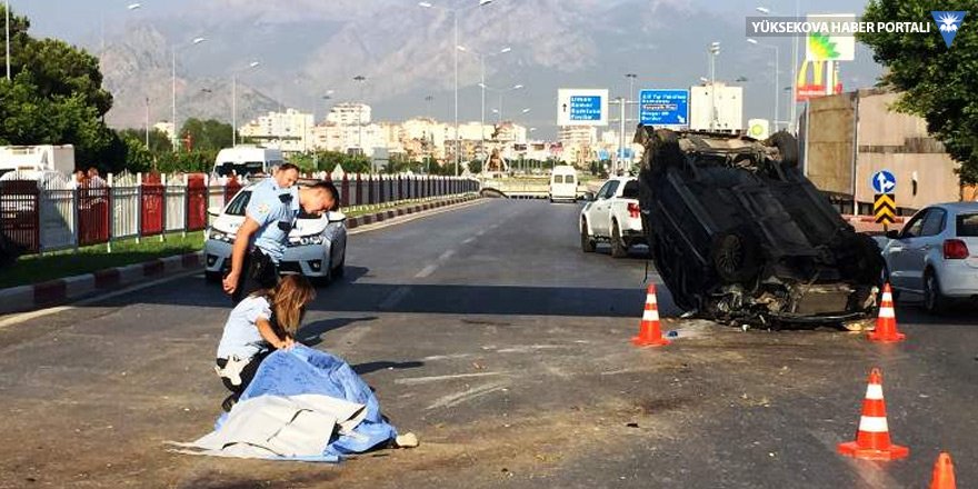 Antalya'da sıkıştırılan araç kaza yaptı