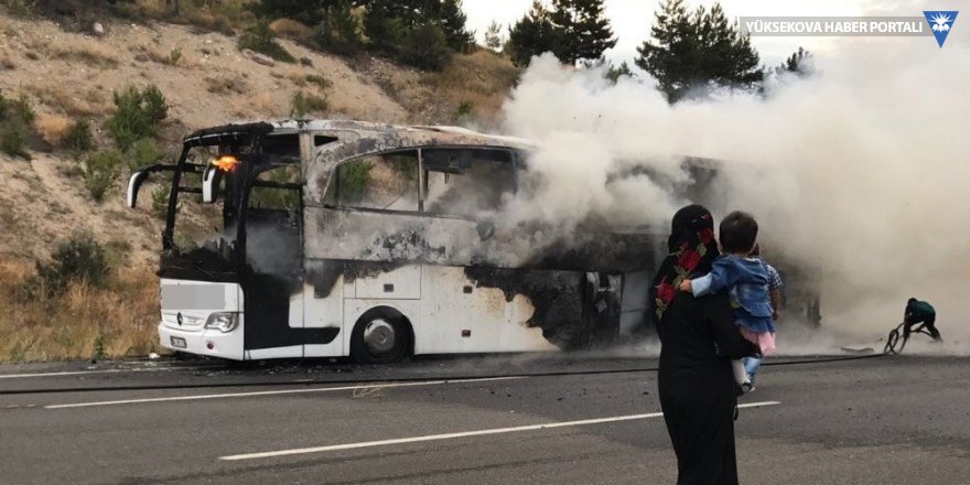 Seyir halindeki yolcu otobüsü alev alev yandı