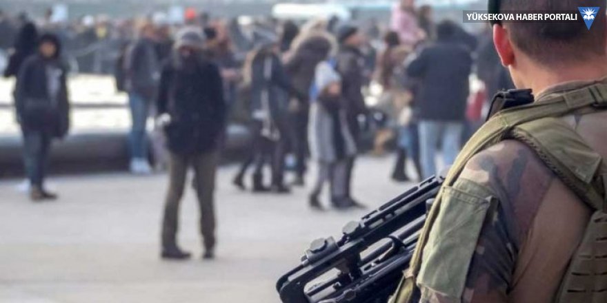Paris'te askerlere araçlı saldırı: 6 yaralı