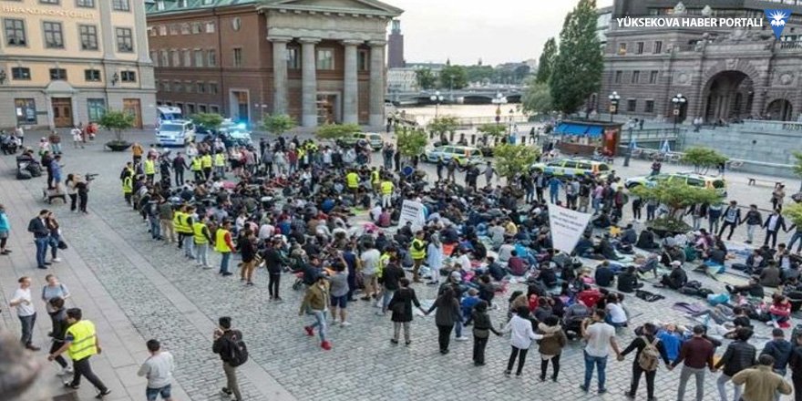 İsveç'te Naziler mültecilere saldırdı