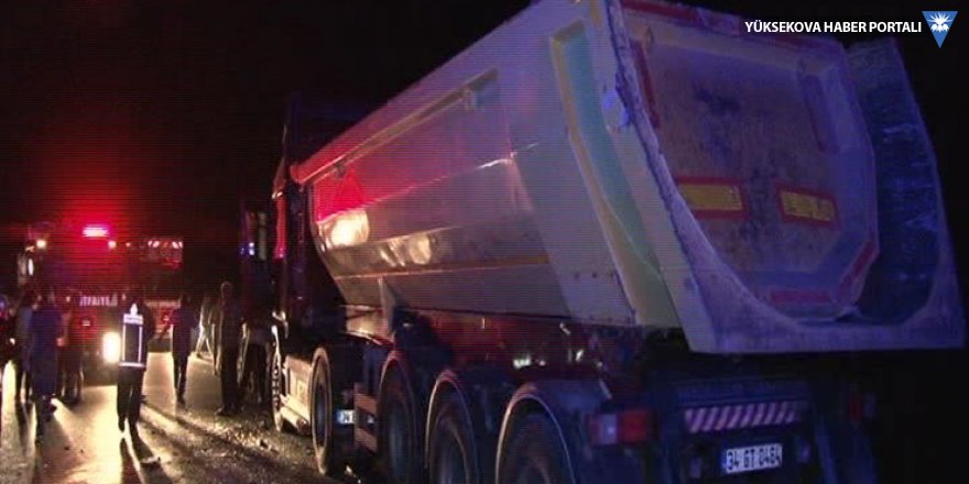 Hafriyat kamyonuyla çarpışan araç 70 metre sürüklendi: 2 ölü