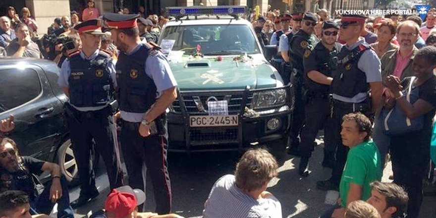 İspanyol jandarmasını, Katalan polisi korudu