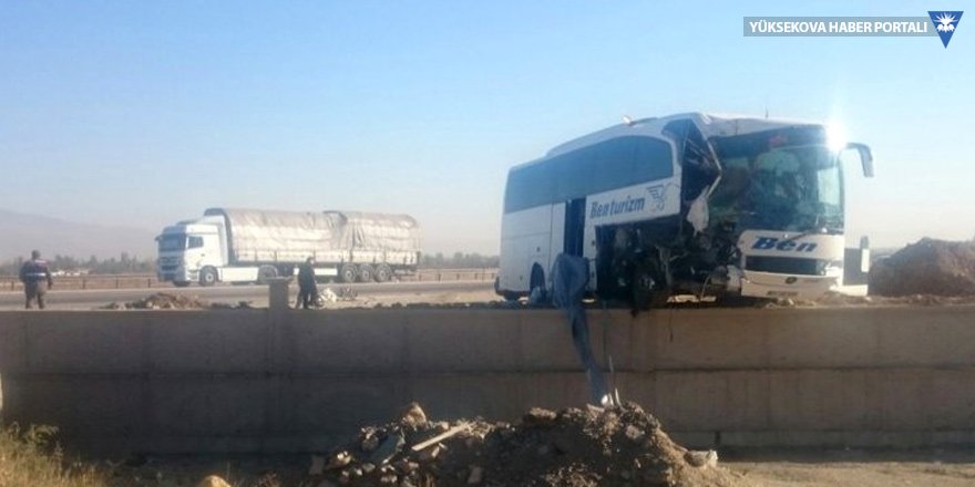 Afyon'da tur otobüsü TIR'la çarpıştı