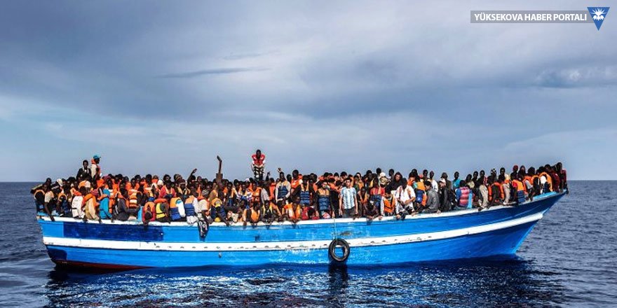 450 göçmen iki ülke arasında kaldı