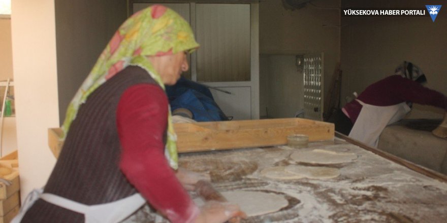 Ağrı’da kadınlar pişirdikleri tandır ekmekleri ile evlerinin geçimini sağlıyorlar