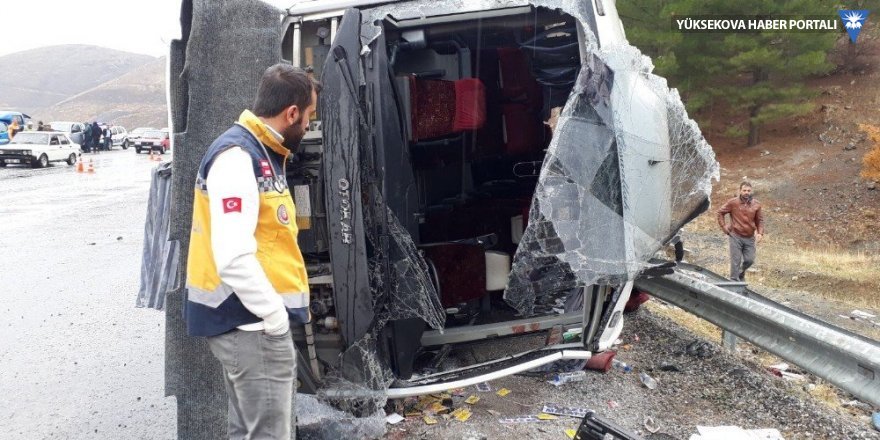Elazığ-Diyarbakır yolunda midibüs devrildi: 3 ölü
