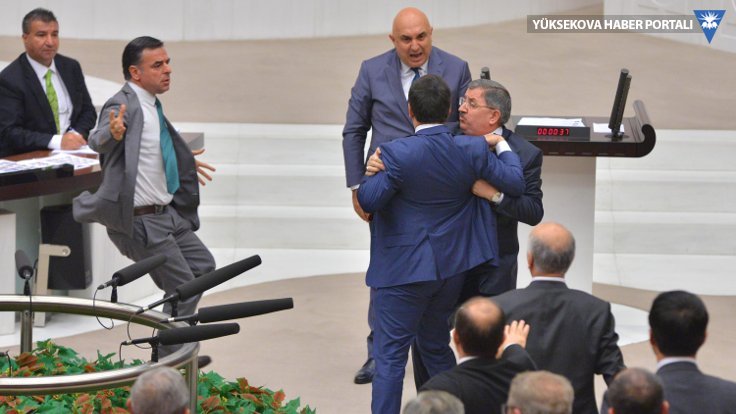 AK Parti ve CHP milletvekilleri arasında arbede