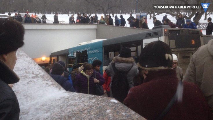 Moskova'da otobüs yaya geçidine girdi: 5 ölü, 15 yaralı
