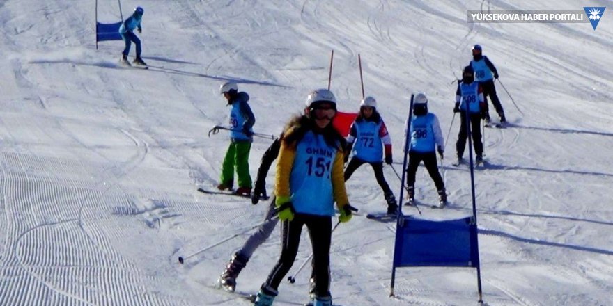 Hakkari’de okullar arası kayak yarışması