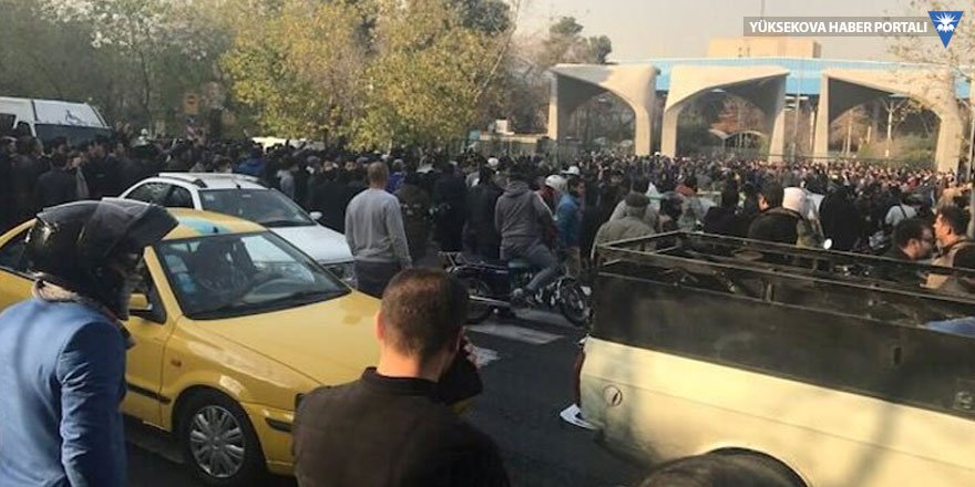 İran'da 'silahlı protestocular' iddiası
