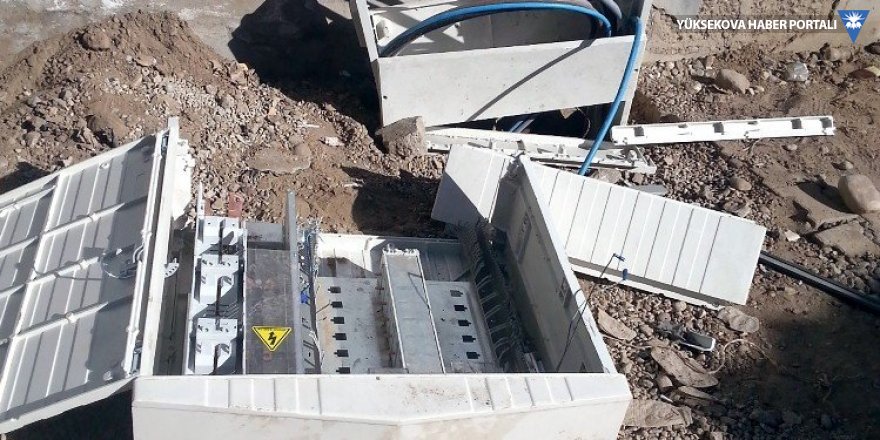 Cizre’de vatandaşlar kaçak elektriği önleyeceği gerekçesiyle kurulan panoları kırdı