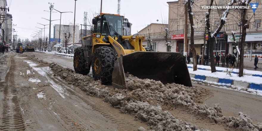 Yüksekova'da belediye ekiplerinden kar temizliği