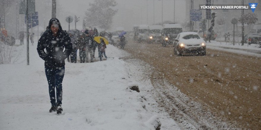 Yüksekova'da kar yağışı nedeniye birçok yerleşim yerinin yolu kapandı
