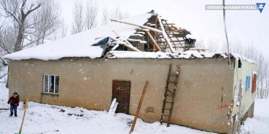 Yüksekova'da fırtına evin çatısını uçurdu